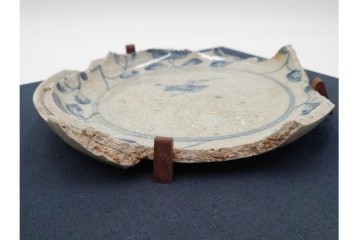 初期伊万里　染付　草花文様が味わい深い陶片　外箱付き　(R-088293)