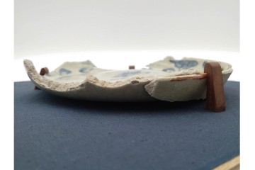 初期伊万里　染付　草花文様が味わい深い陶片　外箱付き　(R-088293)