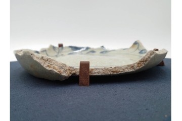 初期伊万里　染付　草花文様が味わい深い陶片　外箱付き　(R-088293)