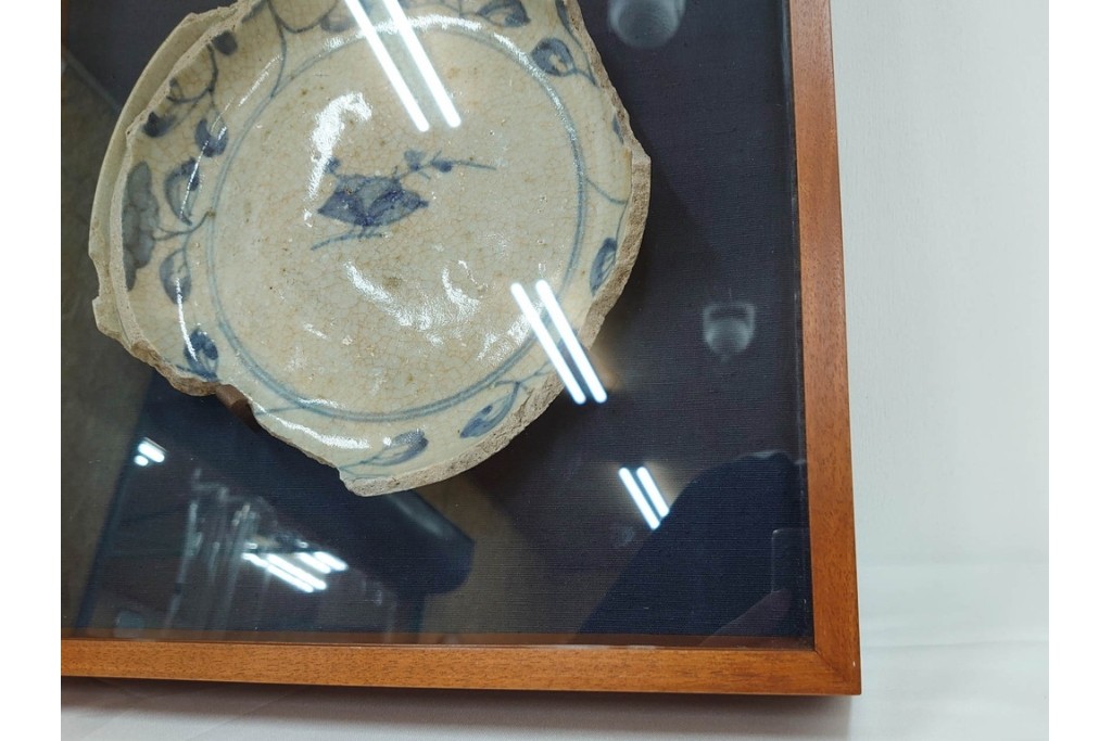 初期伊万里　染付　草花文様が味わい深い陶片　外箱付き　(R-088293)