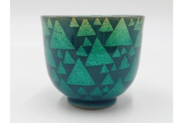 小野珀子　釉裏金彩　深い緑釉に三角文が映えるぐい吞　共箱付き　(R-088295)