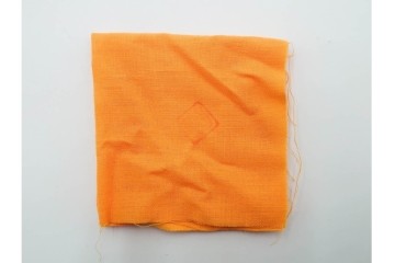 小野珀子　釉裏金彩　深い緑釉に三角文が映えるぐい吞　共箱付き　(R-088295)