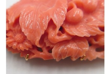 K18(18金)　立体的な花や葉が見事な珊瑚彫刻の帯留　ケース付き　(R-088296)