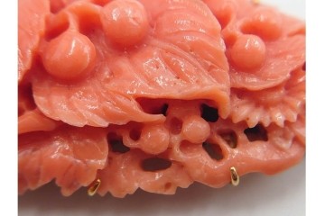 K18(18金)　立体的な花や葉が見事な珊瑚彫刻の帯留　ケース付き　(R-088296)