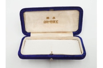 K18(18金)　立体的な花や葉が見事な珊瑚彫刻の帯留　ケース付き　(R-088296)
