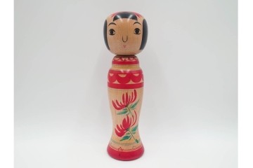 阿部進矢　温海(あつみ)　高さ約30cm　赤い花模様と愛らしい表情が目を引くこけし　(R-088299)