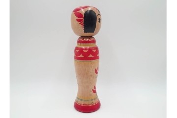阿部進矢　温海(あつみ)　高さ約30cm　赤い花模様と愛らしい表情が目を引くこけし　(R-088299)