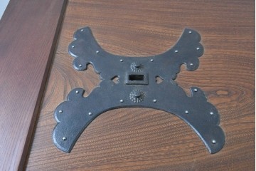 和製アンティーク　新潟産　総欅(ケヤキ)材　力強い木目と飾り金具が趣深い一枚板の蔵戸テーブル　(R-088306)