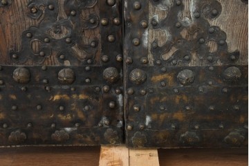 ヴィンテージ建具　アンティーク調　金具装飾がびっしりとあしらわれた重厚な門扉2枚(1対)セット　(R-088309)