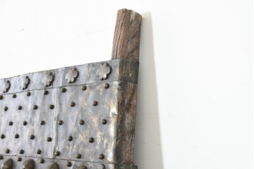 ヴィンテージ建具　アンティーク調　金具装飾がびっしりとあしらわれた重厚な門扉2枚(1対)セット　(R-088309)