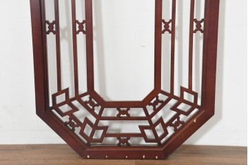中古建具　中国　シノワズリの優美な意匠が目を引く透かし入り格子パネル1枚　(R-088311)