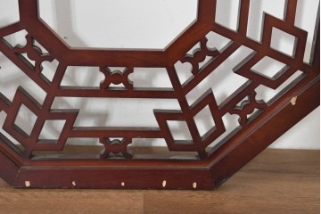 中古建具　中国　シノワズリの優美な意匠が目を引く透かし入り格子パネル1枚　(R-088311)