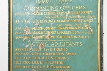 イギリスアンティーク　第26Middlesex Cyclist Vols.　歴代幹部名簿が記された木製看板　(R-088312)