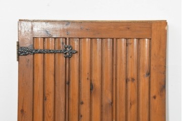 イギリスアンティーク建具　パイン材　重厚なヒンジが趣深いカントリースタイルのくぐり戸1枚　(R-088316)