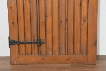 イギリスアンティーク建具　パイン材　重厚なヒンジが趣深いカントリースタイルのくぐり戸1枚　(R-088316)