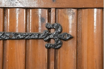 イギリスアンティーク建具　パイン材　重厚なヒンジが趣深いカントリースタイルのくぐり戸1枚　(R-088316)