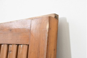 イギリスアンティーク建具　パイン材　重厚なヒンジが趣深いカントリースタイルのくぐり戸1枚　(R-088316)