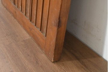 イギリスアンティーク建具　パイン材　重厚なヒンジが趣深いカントリースタイルのくぐり戸1枚　(R-088316)