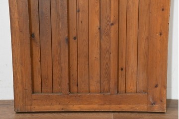 イギリスアンティーク建具　パイン材　重厚なヒンジが趣深いカントリースタイルのくぐり戸1枚　(R-088316)