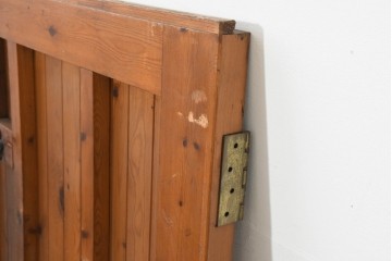 イギリスアンティーク建具　パイン材　重厚なヒンジが趣深いカントリースタイルのくぐり戸1枚　(R-088316)
