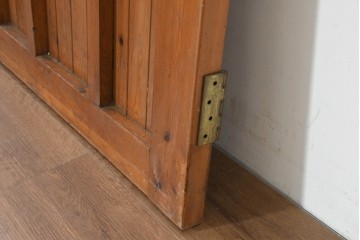 イギリスアンティーク建具　パイン材　重厚なヒンジが趣深いカントリースタイルのくぐり戸1枚　(R-088316)