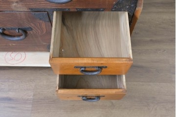 和製アンティーク　上手物　杢目の良い三方欅(ケヤキ)材の関東時代箪笥　(R-088319)