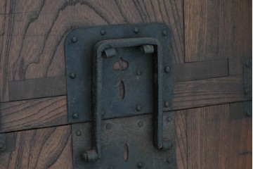 和製アンティーク　上手物　杢目の良い三方欅(ケヤキ)材の関東時代箪笥　(R-088319)