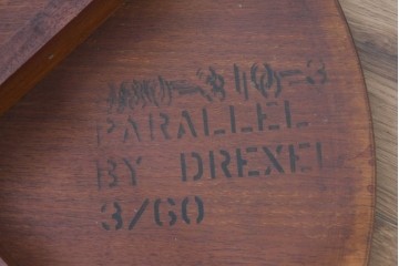 アメリカヴィンテージ　希少デザイン　DREXEL HERITAGE(ドレクセルヘリテイジ)　Parallel(パラレル)シリーズ　Barney Flack(バーニー・フラック)作　交差する脚部が印象的なコーヒーテーブル　(R-088322)