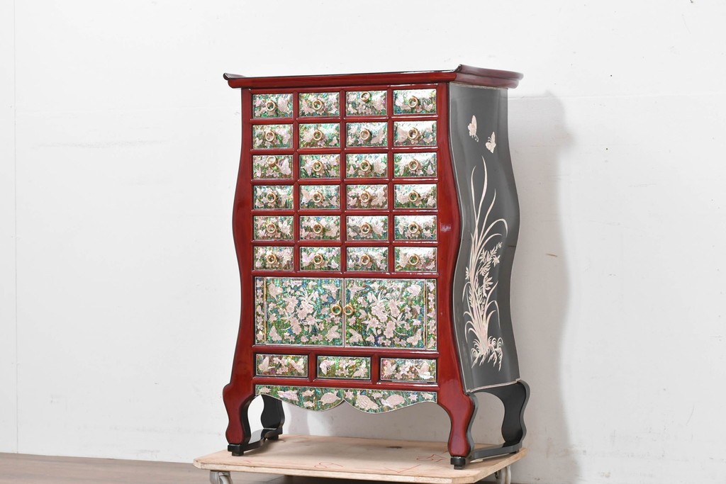 中古　超美品　最高級品　吉正本螺鈿工芸院　蝶と花鳥文が華やかな薬箪笥　購入価格約380万円　(R-088323)