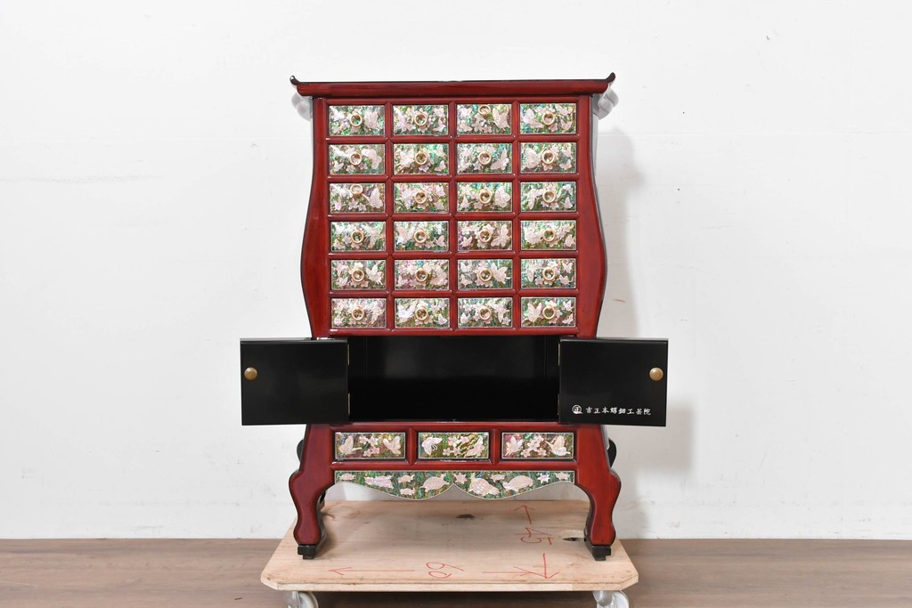 中古　超美品　最高級品　吉正本螺鈿工芸院　蝶と花鳥文が華やかな薬箪笥　購入価格約380万円　(R-088323)