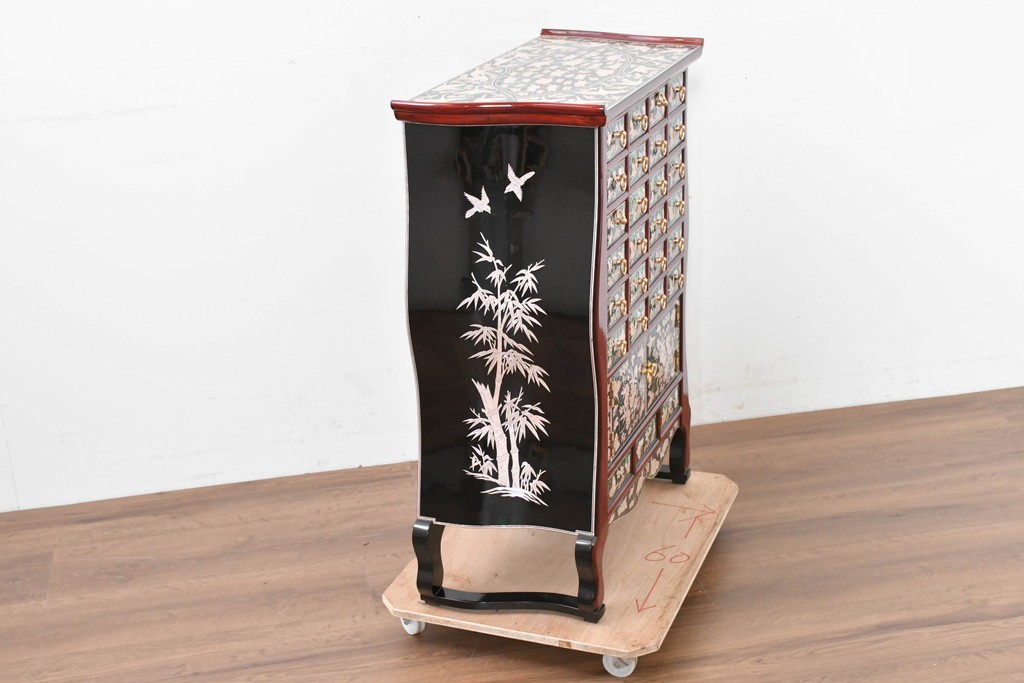 中古　超美品　最高級品　吉正本螺鈿工芸院　蝶と花鳥文が華やかな薬箪笥　購入価格約380万円　(R-088323)
