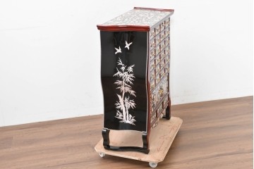 中古　超美品　最高級品　吉正本螺鈿工芸院　蝶と花鳥文が華やかな薬箪笥　購入価格約380万円　(R-088323)