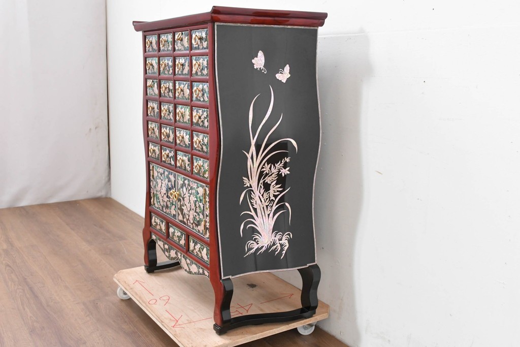 中古　超美品　最高級品　吉正本螺鈿工芸院　蝶と花鳥文が華やかな薬箪笥　購入価格約380万円　(R-088323)
