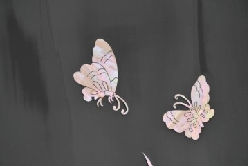 中古　超美品　最高級品　吉正本螺鈿工芸院　蝶と花鳥文が華やかな薬箪笥　購入価格約380万円　(R-088323)