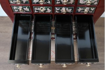 中古　超美品　最高級品　吉正本螺鈿工芸院　蝶と花鳥文が華やかな薬箪笥　購入価格約380万円　(R-088323)
