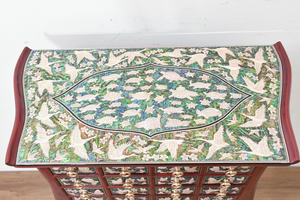 中古　超美品　最高級品　吉正本螺鈿工芸院　蝶と花鳥文が華やかな薬箪笥　購入価格約380万円　(R-088323)