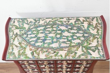 中古　超美品　最高級品　吉正本螺鈿工芸院　蝶と花鳥文が華やかな薬箪笥　購入価格約380万円　(R-088323)