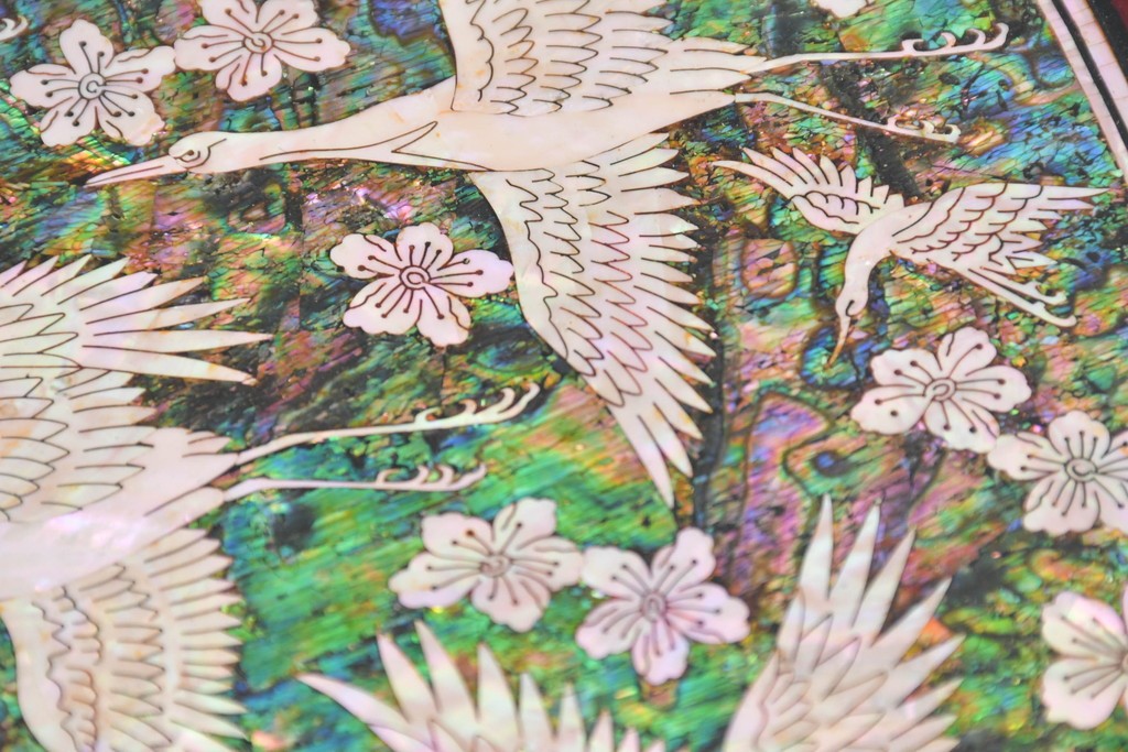 中古　超美品　最高級品　吉正本螺鈿工芸院　蝶と花鳥文が華やかな薬箪笥　購入価格約380万円　(R-088323)