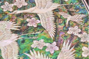 中古　超美品　最高級品　吉正本螺鈿工芸院　蝶と花鳥文が華やかな薬箪笥　購入価格約380万円　(R-088323)
