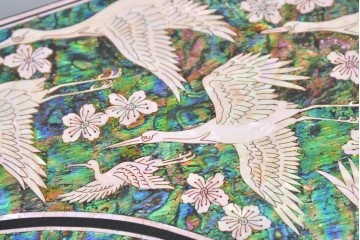 中古　超美品　最高級品　吉正本螺鈿工芸院　蝶と花鳥文が華やかな薬箪笥　購入価格約380万円　(R-088323)