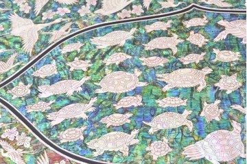 中古　超美品　最高級品　吉正本螺鈿工芸院　蝶と花鳥文が華やかな薬箪笥　購入価格約380万円　(R-088323)
