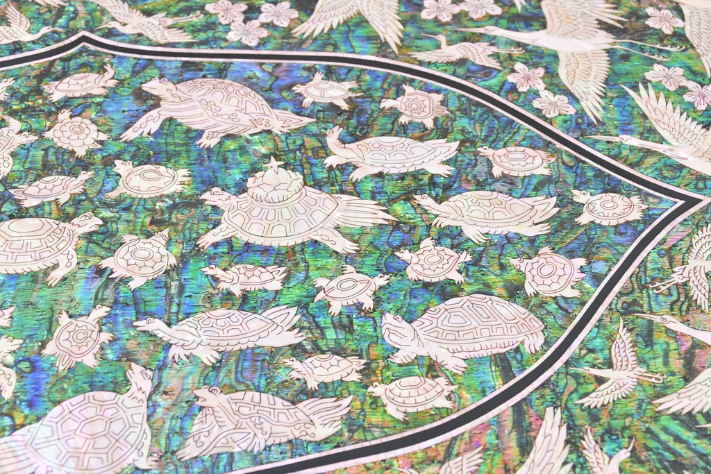 中古　超美品　最高級品　吉正本螺鈿工芸院　蝶と花鳥文が華やかな薬箪笥　購入価格約380万円　(R-088323)