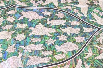 中古　超美品　最高級品　吉正本螺鈿工芸院　蝶と花鳥文が華やかな薬箪笥　購入価格約380万円　(R-088323)