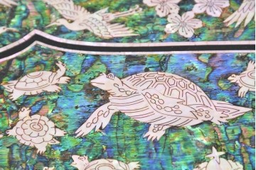 中古　超美品　最高級品　吉正本螺鈿工芸院　蝶と花鳥文が華やかな薬箪笥　購入価格約380万円　(R-088323)