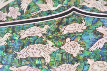 中古　超美品　最高級品　吉正本螺鈿工芸院　蝶と花鳥文が華やかな薬箪笥　購入価格約380万円　(R-088323)