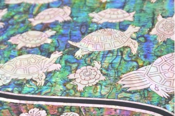 中古　超美品　最高級品　吉正本螺鈿工芸院　蝶と花鳥文が華やかな薬箪笥　購入価格約380万円　(R-088323)