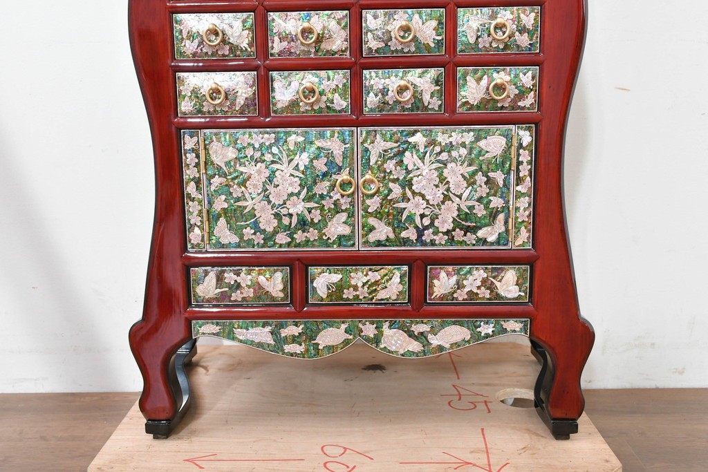 中古　超美品　最高級品　吉正本螺鈿工芸院　蝶と花鳥文が華やかな薬箪笥　購入価格約380万円　(R-088323)
