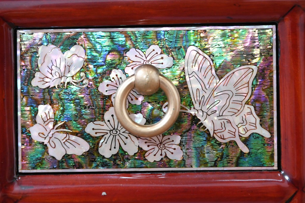中古　超美品　最高級品　吉正本螺鈿工芸院　蝶と花鳥文が華やかな薬箪笥　購入価格約380万円　(R-088323)