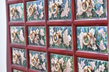 中古　超美品　最高級品　吉正本螺鈿工芸院　蝶と花鳥文が華やかな薬箪笥　購入価格約380万円　(R-088323)
