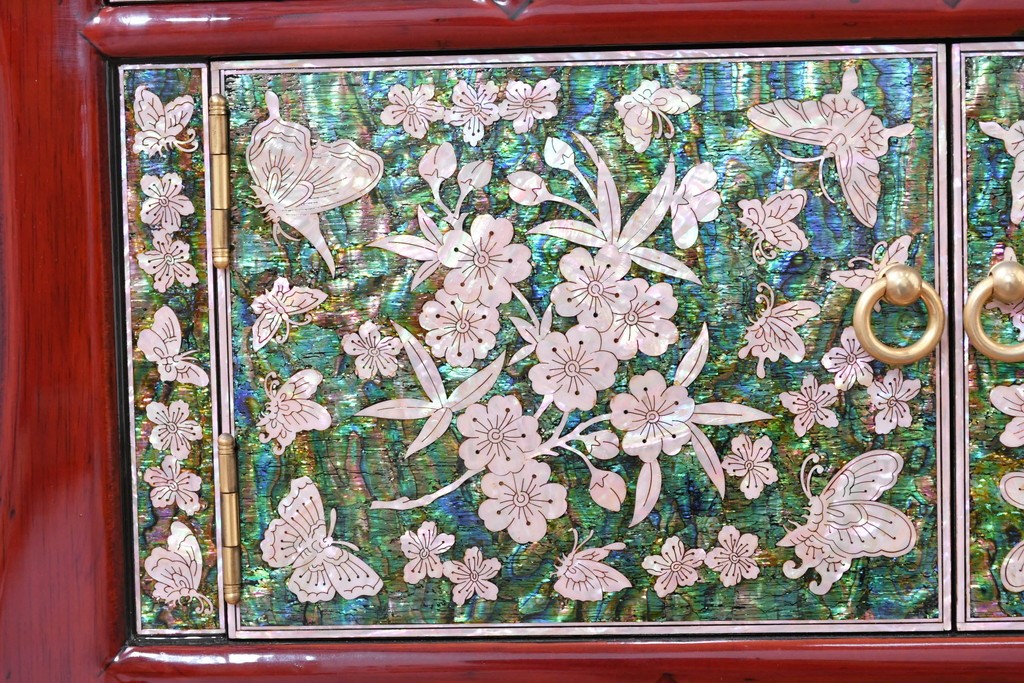 中古　超美品　最高級品　吉正本螺鈿工芸院　蝶と花鳥文が華やかな薬箪笥　購入価格約380万円　(R-088323)